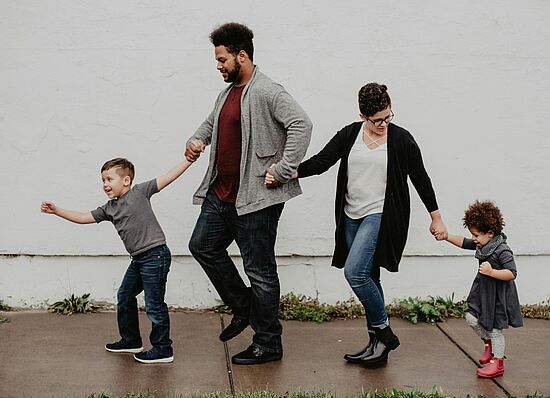 Bring die Kraft der Familie ins Fließen