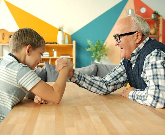 Jung lernt von Alt - 
Alt lernt von Jung.
Mehrgenerationen-Café