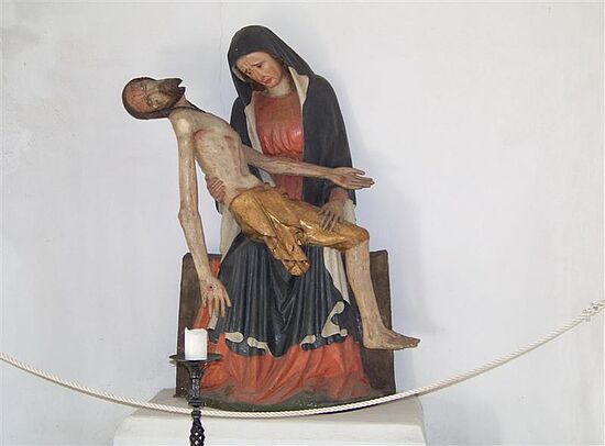 Friedhof St. Peter mit Kirche und Kapellen.