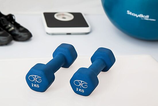 Einführung und Anleitung zur Fitness durch kräftigende und dehnende Übungen für Frauen