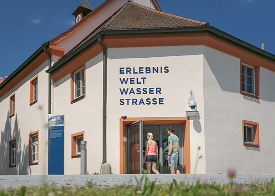Tagesfahrt ins Altmühltal, Treidelfahrt auf dem König Ludwigkanal mit Besichtigung von Kloster Plankstetten, der Göselthalmühle / Erlebniswelt Wasserstraße in Beilngrieß